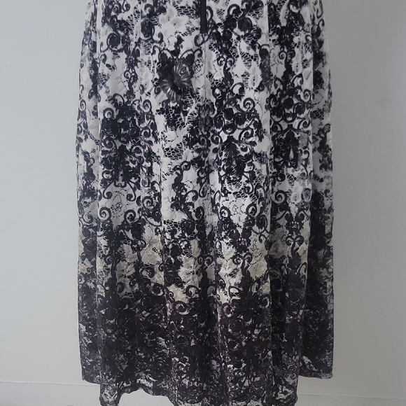 Gabby Skye Black White Sleeveless Sweetheart Neckline Lace Midi Dress Size 10 - Picture 10 of 11